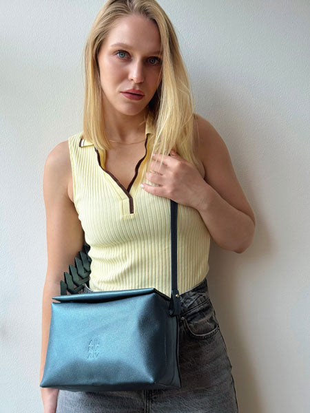 Ana Soft hobo bag Azul metalizado