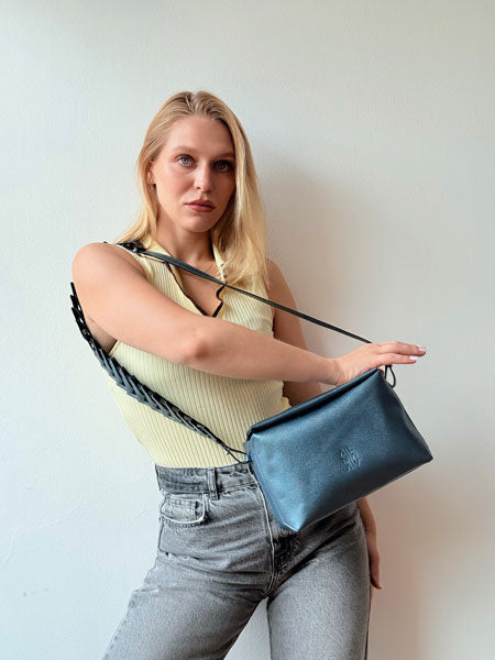 Ana Soft hobo bag Azul metalizado